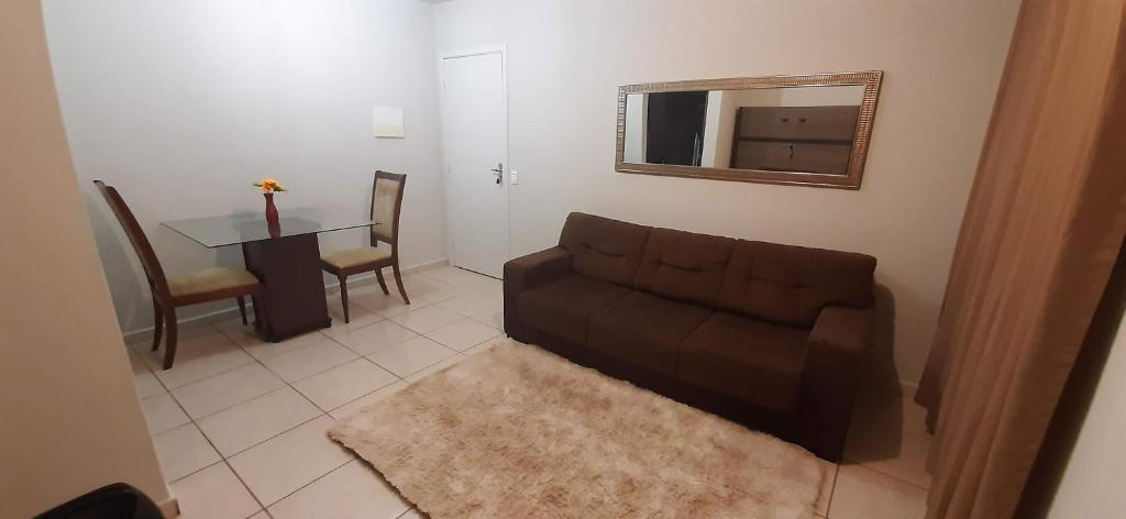 sala de estar con sofá y mesa con espejo en Apartamento inteiro 2 quartos mobiliado, en Jaraguá do Sul