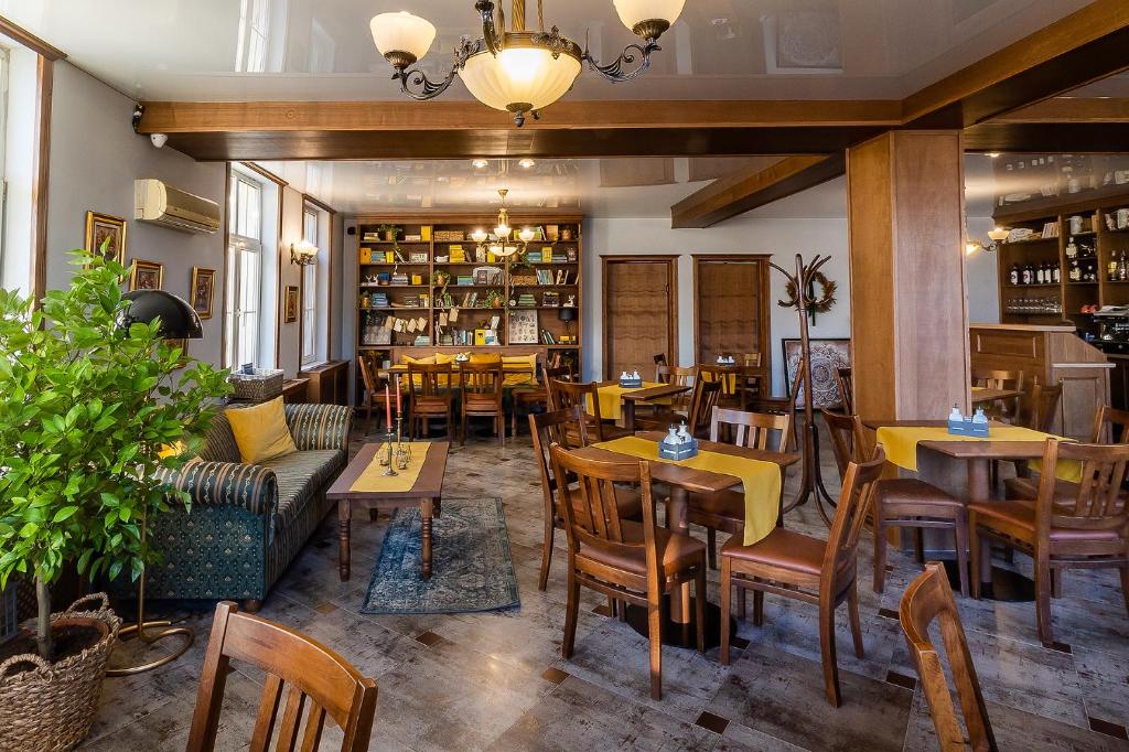 um restaurante com mesas e cadeiras num quarto em San Gennaro em Sighişoara