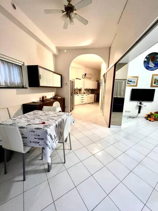 cocina con mesa y sillas en una habitación en Casa Da Ste en Monterosso al Mare