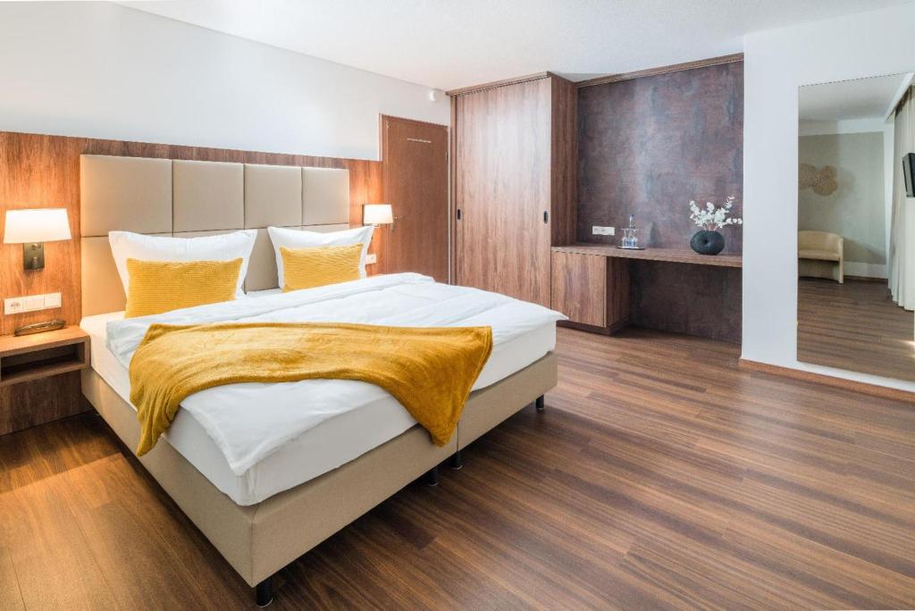 ein Schlafzimmer mit einem großen Bett in einem Zimmer in der Unterkunft Hotel Lorenz in Bad Füssing