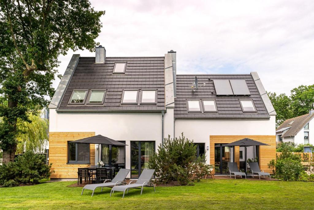 a house with solar panels on the roof at Haus Löwenzahn - Domizil am Ostseewald in Zingst