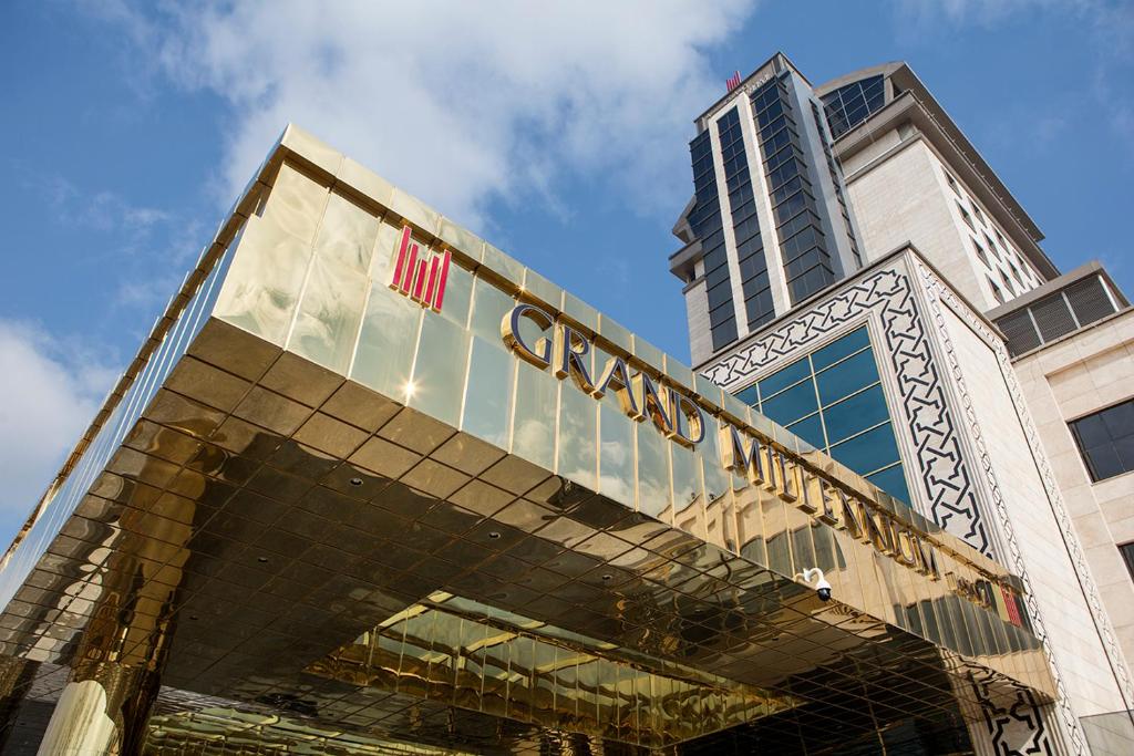 um edifício com um sinal em cima em Grand Millennium Konya em Konya