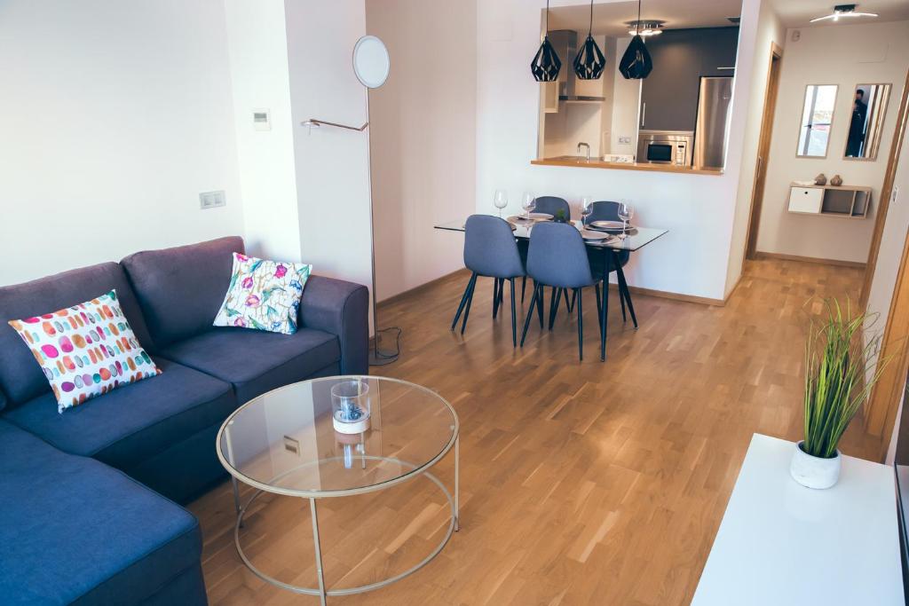 uma sala de estar com um sofá e uma mesa em Apartamento Centro Castellón con Parking 1 em Castellón de la Plana