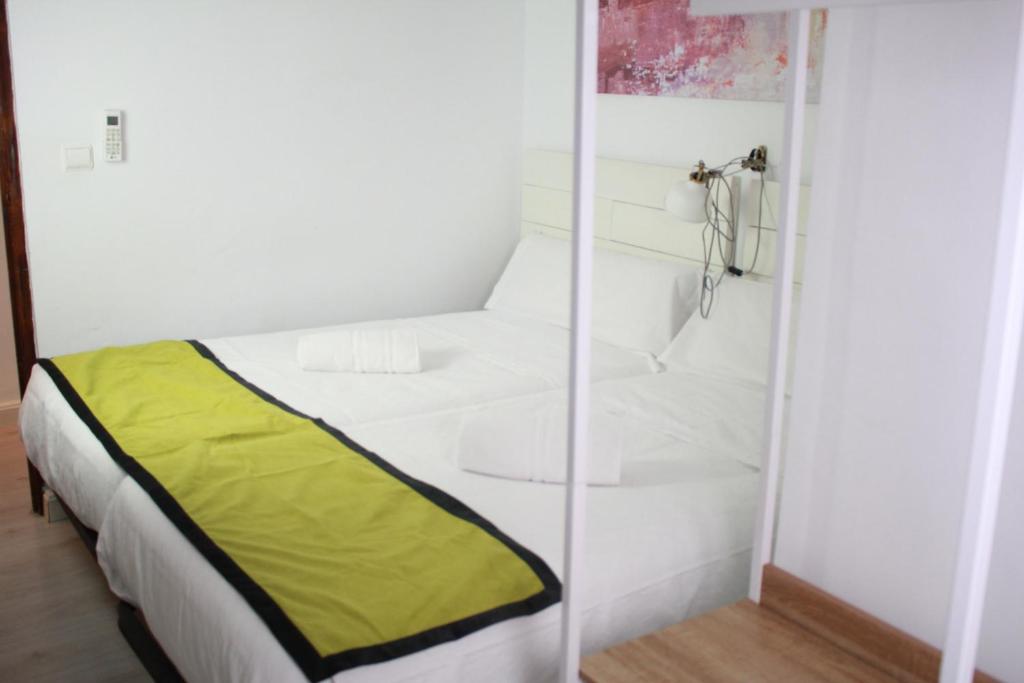 Postel nebo postele na pokoji v ubytování Zahira Suites