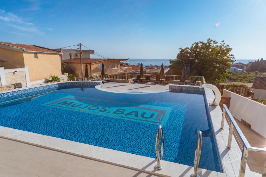 Bazén v ubytování Hotel MS nebo v jeho okolí