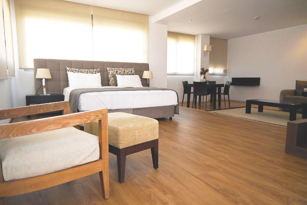Posezení v ubytování Angela Downtown Hotel