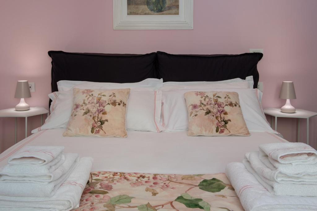 A bed or beds in a room at Madeleine apartments - Brera