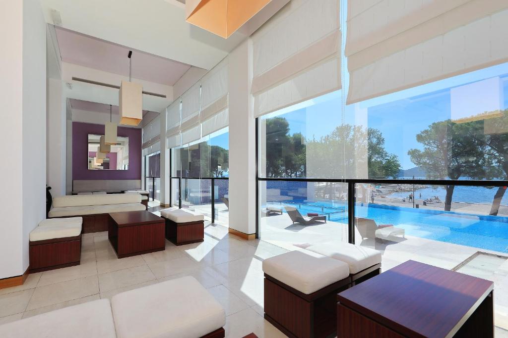 Bazén v ubytovaní Ilirija Resort Hotel Adriatic alebo v jeho blízkosti