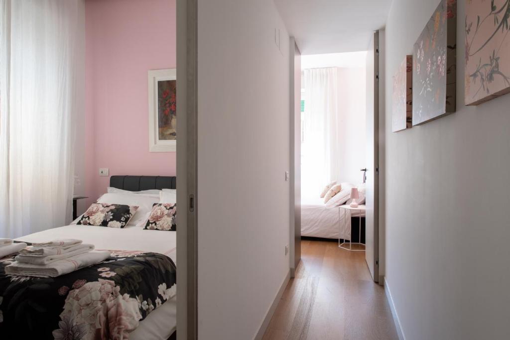 A bed or beds in a room at Madeleine apartments - Brera