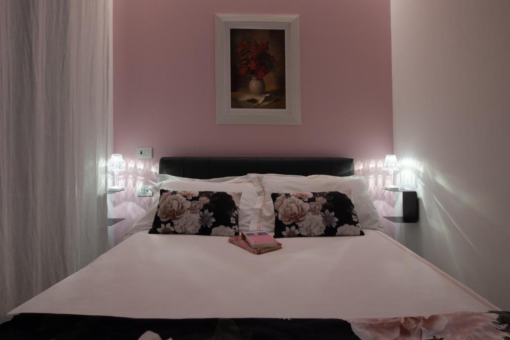 A bed or beds in a room at Madeleine apartments - Brera