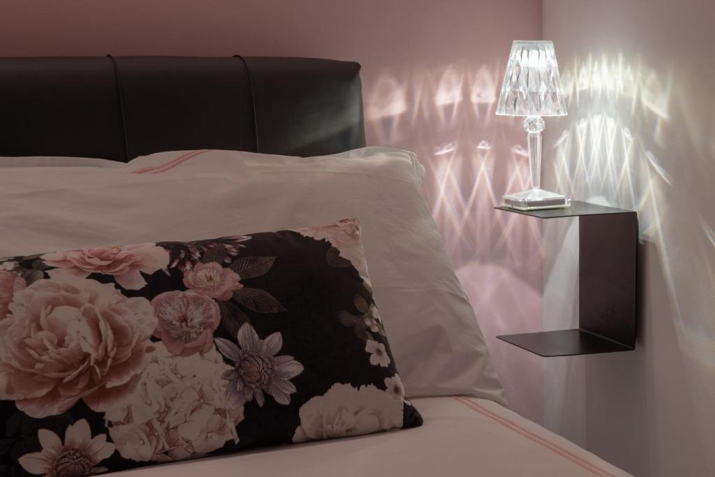 A bed or beds in a room at Madeleine apartments - Brera