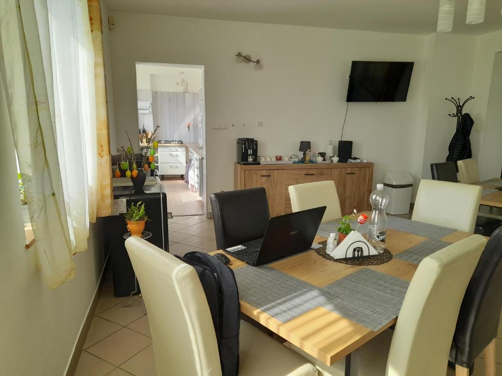 A television and/or entertainment centre at Anna Vendégház Szeleste