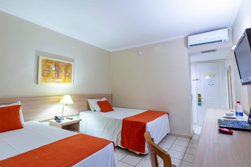 Cama ou camas em um quarto em Hotel Golden Park Ribeirão Preto by Nacional Inn