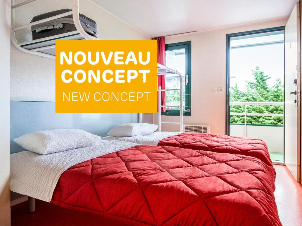 - une chambre avec un lit rouge et un panneau indiquant un nouveau concept dans l'établissement Première Classe Lille Sud Henin Beaumont, à Noyelles-Godault