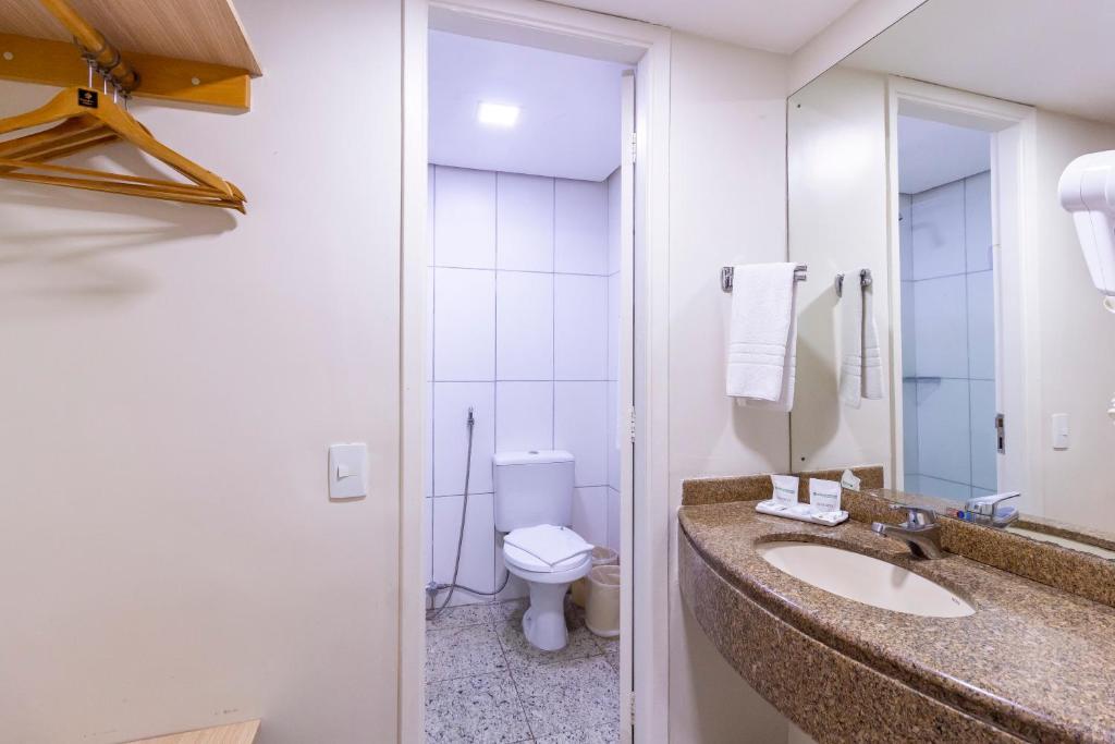 Um banheiro em Hotel Golden Park Ribeirão Preto by Nacional Inn