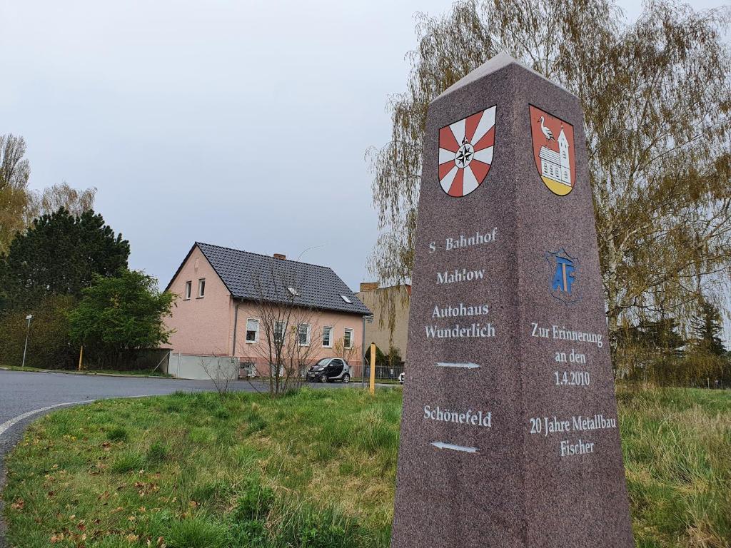 un monument dans l'herbe à côté d'une route dans l'établissement Gemütliches Souterrain, Schönefels-Free Parking Waßmannsdorf, à Selchow