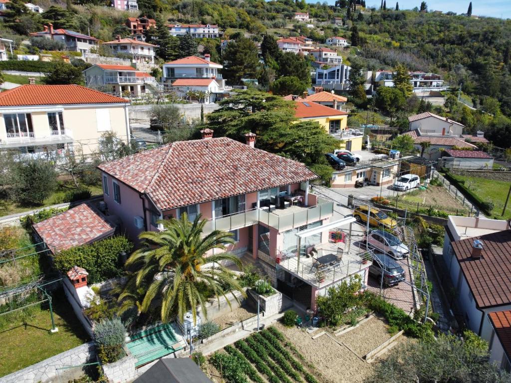 una vista aérea de una casa en Apartments Miklus, en Portorož