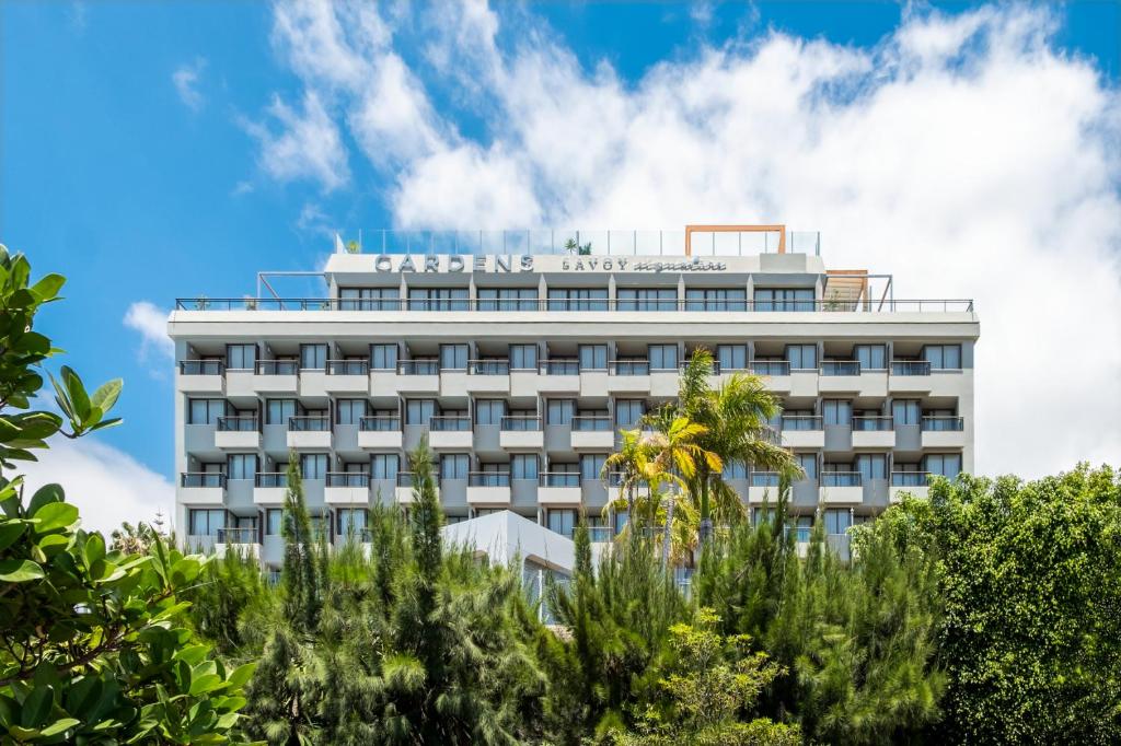 Un bâtiment avec un panneau en haut dans l'établissement TUI Blue Gardens - Adults-only - Savoy Signature, à Funchal