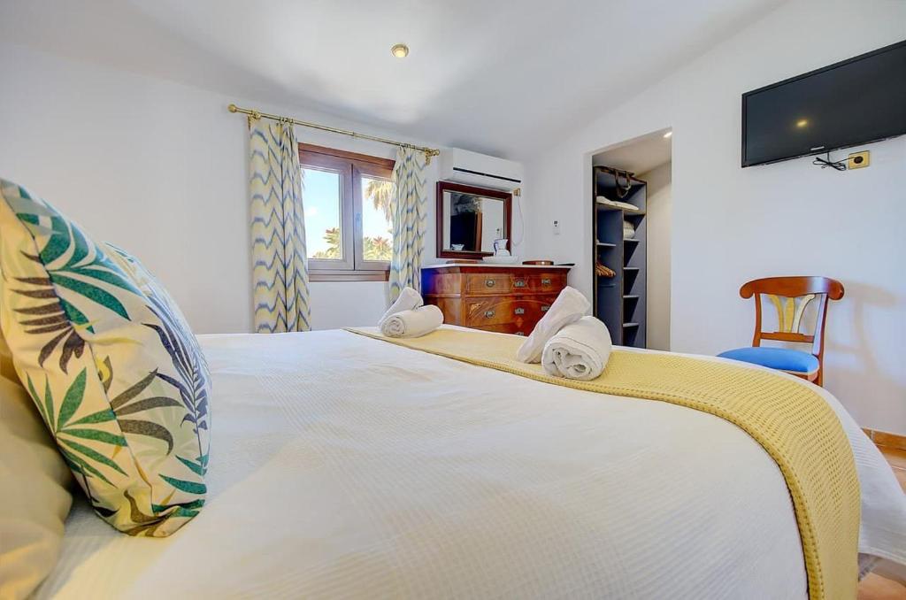 Postel nebo postele na pokoji v ubytování Villa Ca Na Margalida Campanet