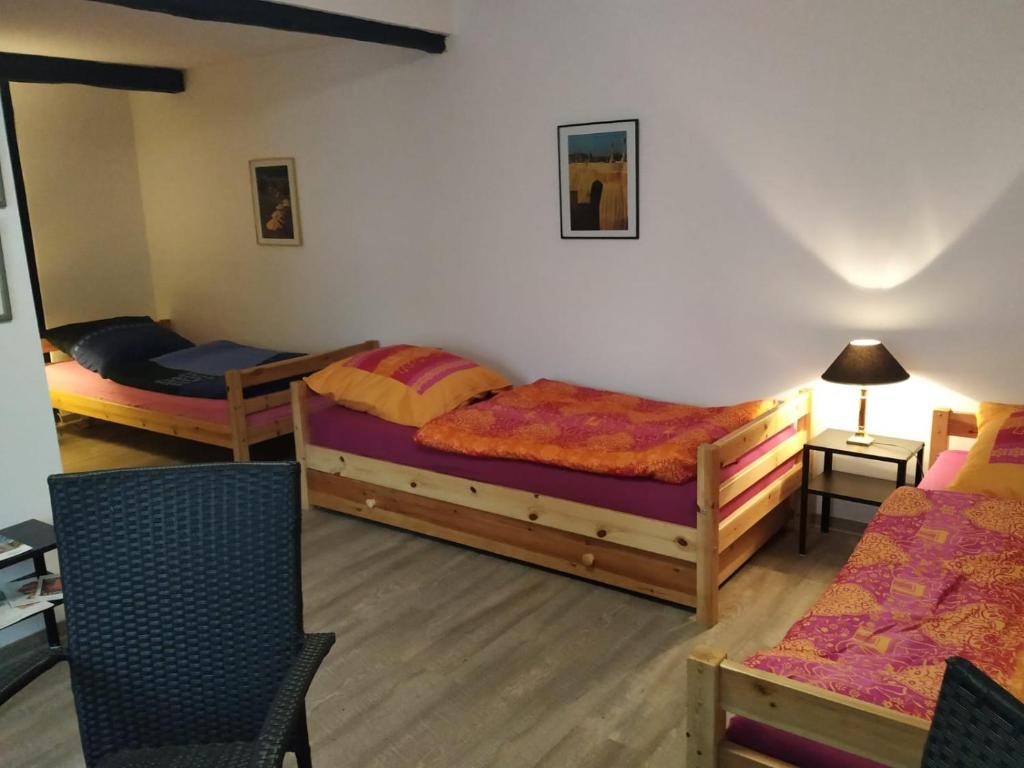 En eller flere senge i et værelse på Ferienwohnung mit separatem Eingang und Parkplatz, ideal für Handwerker und Geschäftsreisende