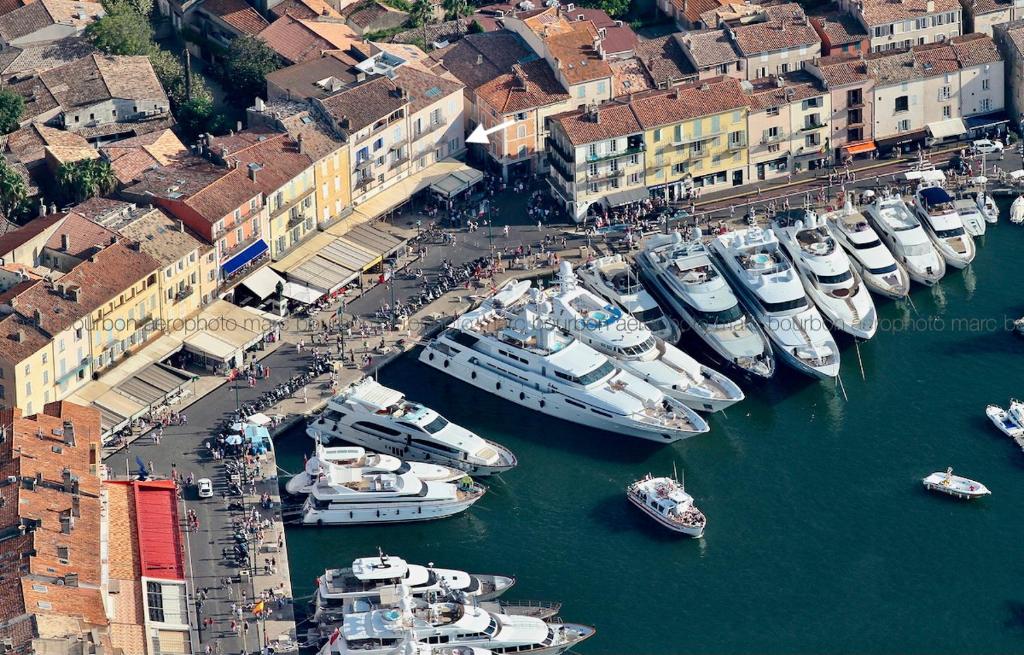 Un gruppo di barche sono ormeggiate in un porto. di RARE! Appartement, 100m2, Climatisé - Port de Saint-Tropez a Saint-Tropez