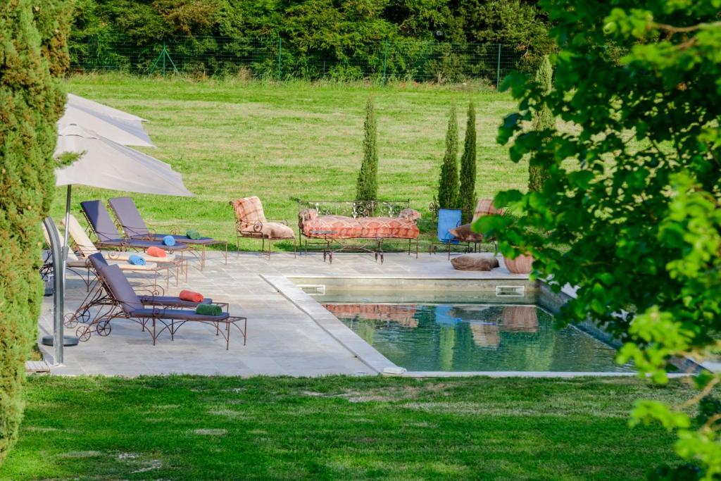 Aed väljaspool majutusasutust Bastide de Bellegarde