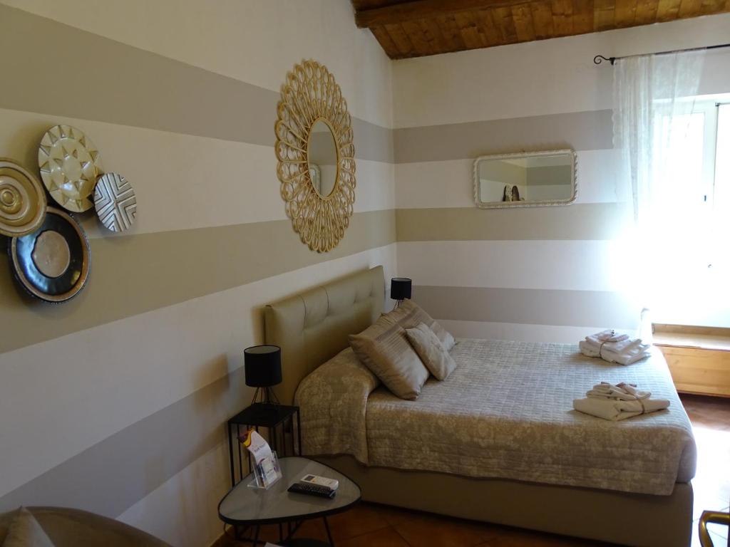een slaapkamer met een bed en een spiegel bij B&B Vinci in Noto