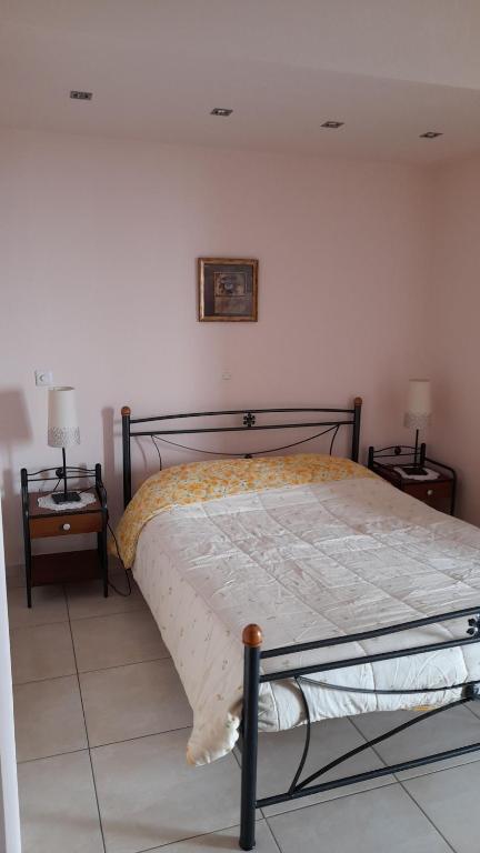 Posteľ alebo postele v izbe v ubytovaní Akrata Rose Garden Apartments I