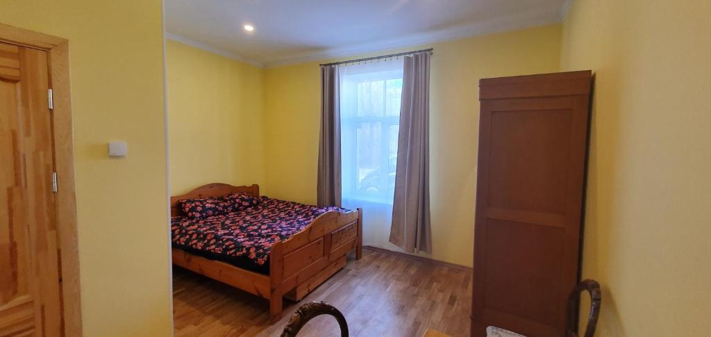 Postel nebo postele na pokoji v ubytování HOT ERNESTINES 7-2 RIGA Enjoy the feel of home and history!