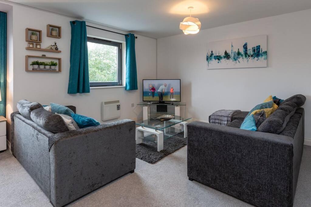 een woonkamer met 2 banken en een tv bij BEST PRICE! Superb city centre apartment, 2 Superkings or 4 singles Smart TV & Sofa bed- FREE SECURE PARKING in Southampton