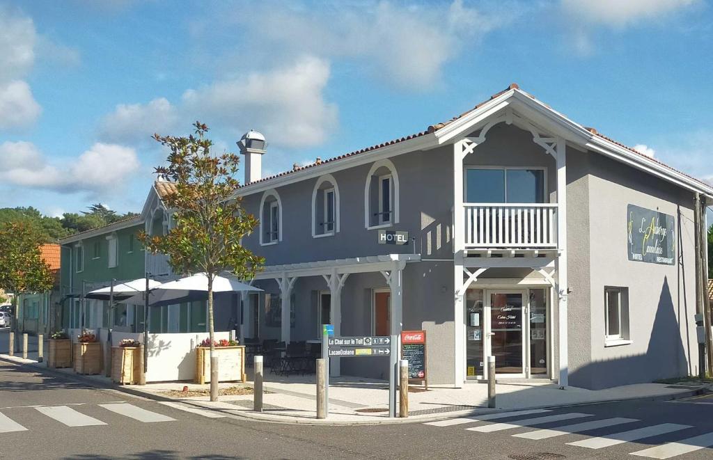 een gebouw aan de straatkant bij Hôtel L'Auberge Canaulaise in Lacanau-Océan