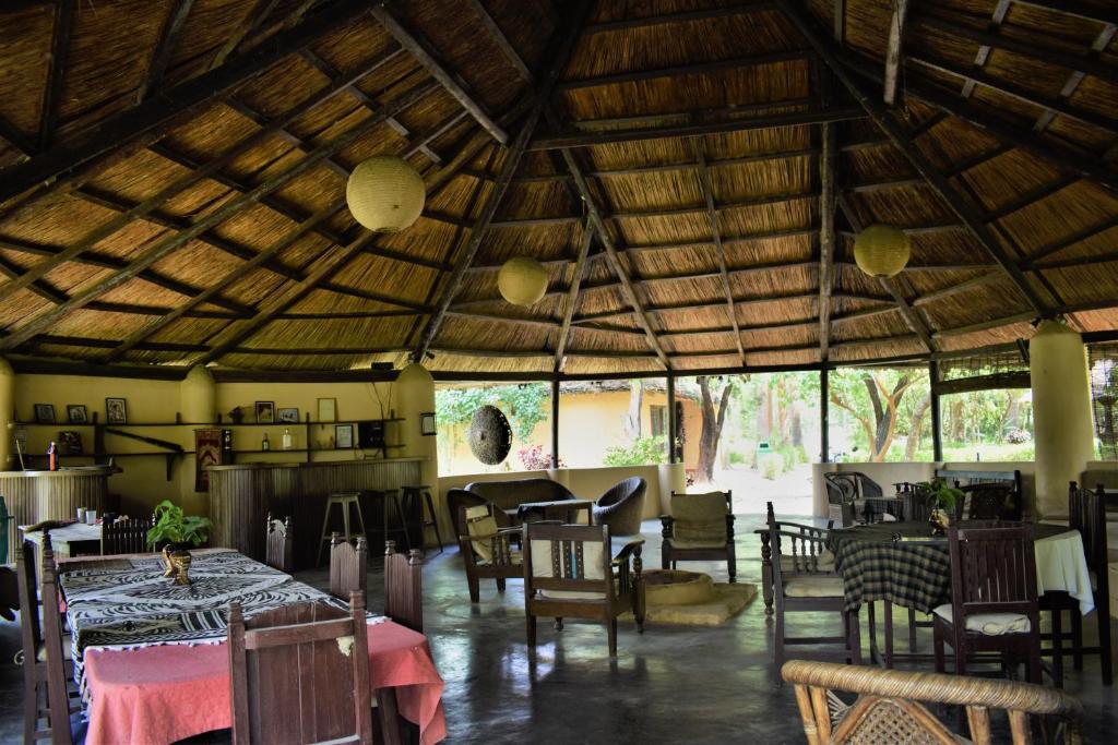 Ресторант или друго място за хранене в Mango Tree Lodge
