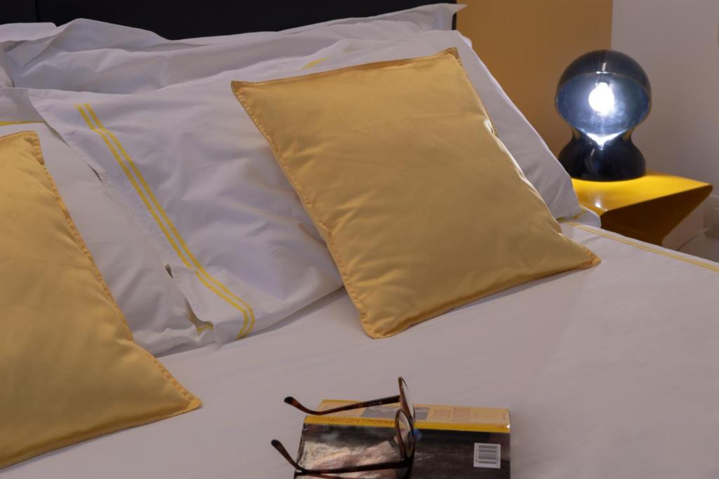 A bed or beds in a room at Madeleine apartments - Brera