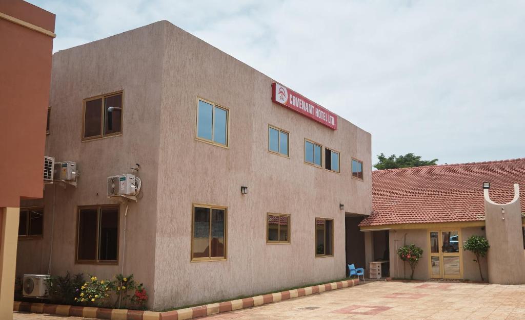 een gebouw met een bord aan de zijkant bij Covenant Hotel in Accra