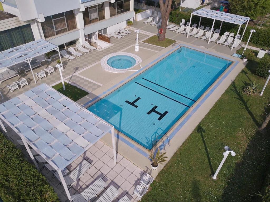 Bazén v ubytování Hotel Tiffany's nebo v jeho okolí