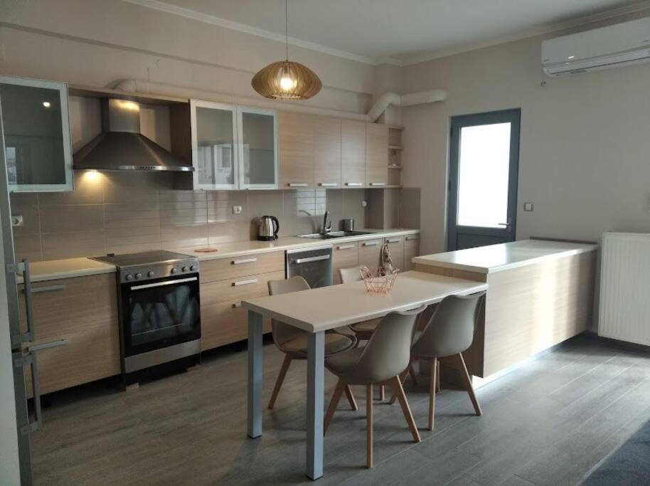 cocina con mesa y sillas en una habitación en City Comfort Apartment, en Preveza