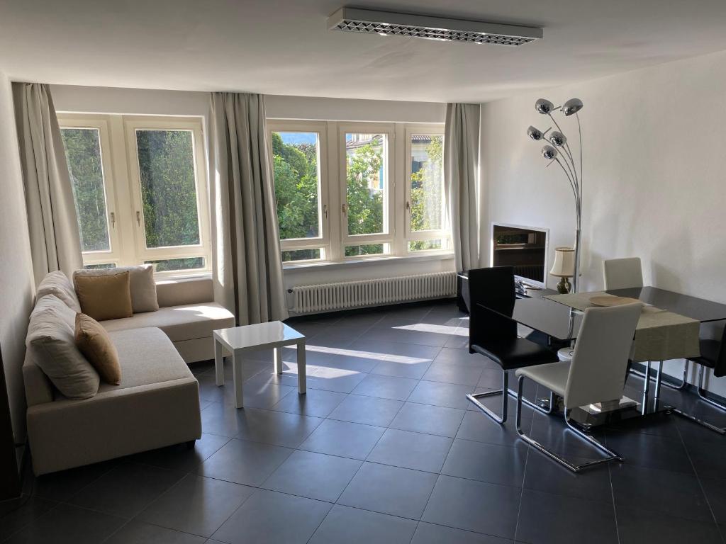 ein Wohnzimmer mit einem Sofa und einem Tisch in der Unterkunft CENTRO Appartamento Ascona in Ascona