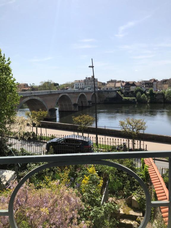 un pont sur une rivière avec une rivière dans l'établissement Appartement Centre Historique, à Bergerac