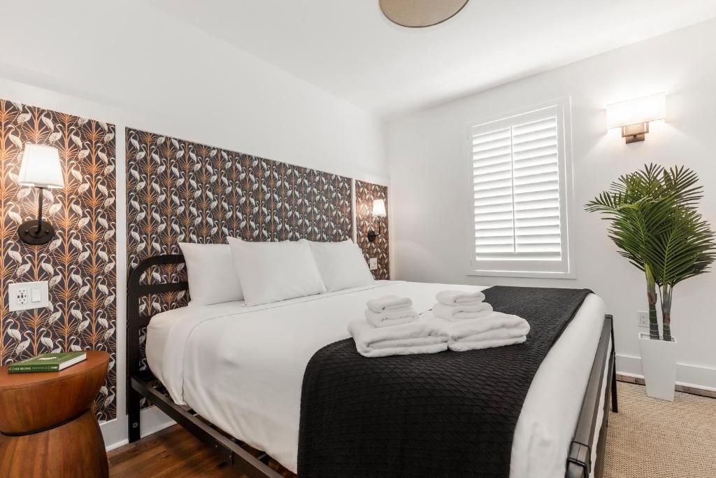Marsh Hotel - Deluxe King Room