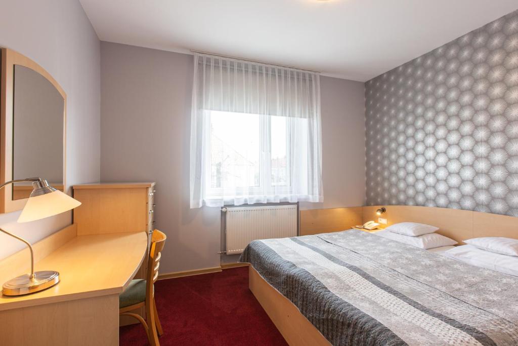 Postel nebo postele na pokoji v ubytování Hotel Łabędy