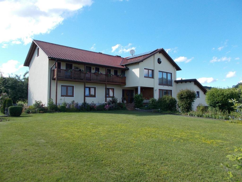 a large white house with a large yard at Ferienwohnung Familie Bauer in Kelheim