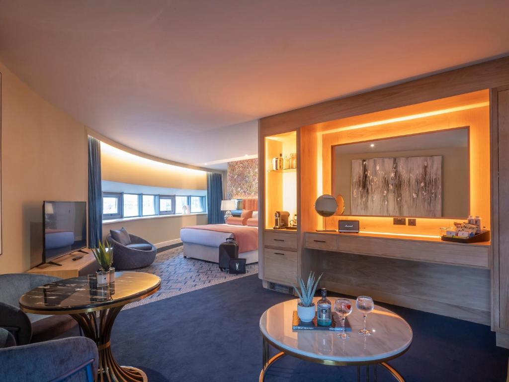TV a/nebo společenská místnost v ubytování HYDE Hotel