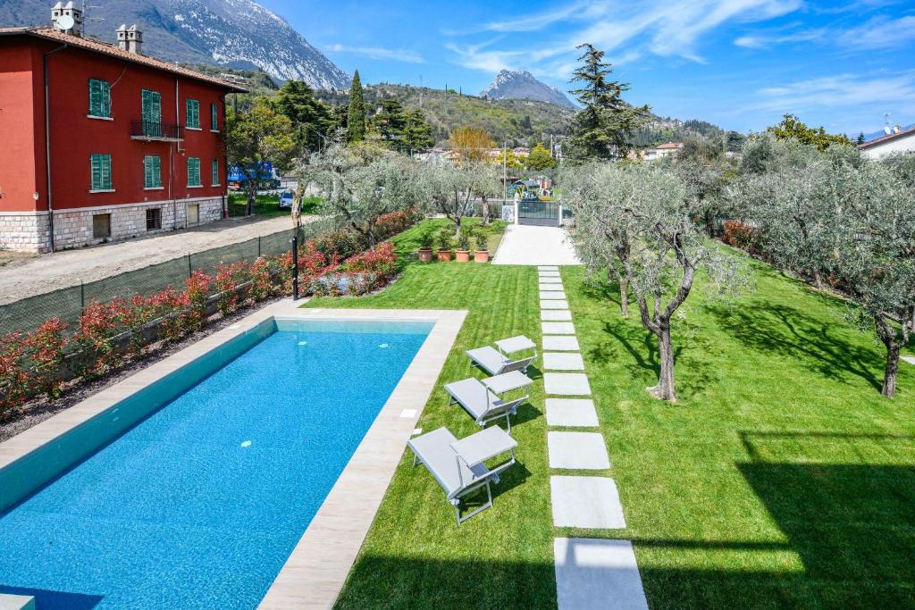 The swimming pool at or close to Maison Bellini number 3