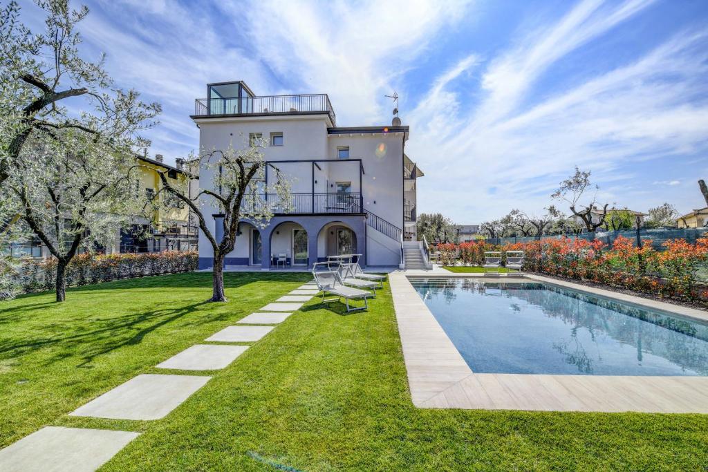 The swimming pool at or close to Maison Bellini number 3