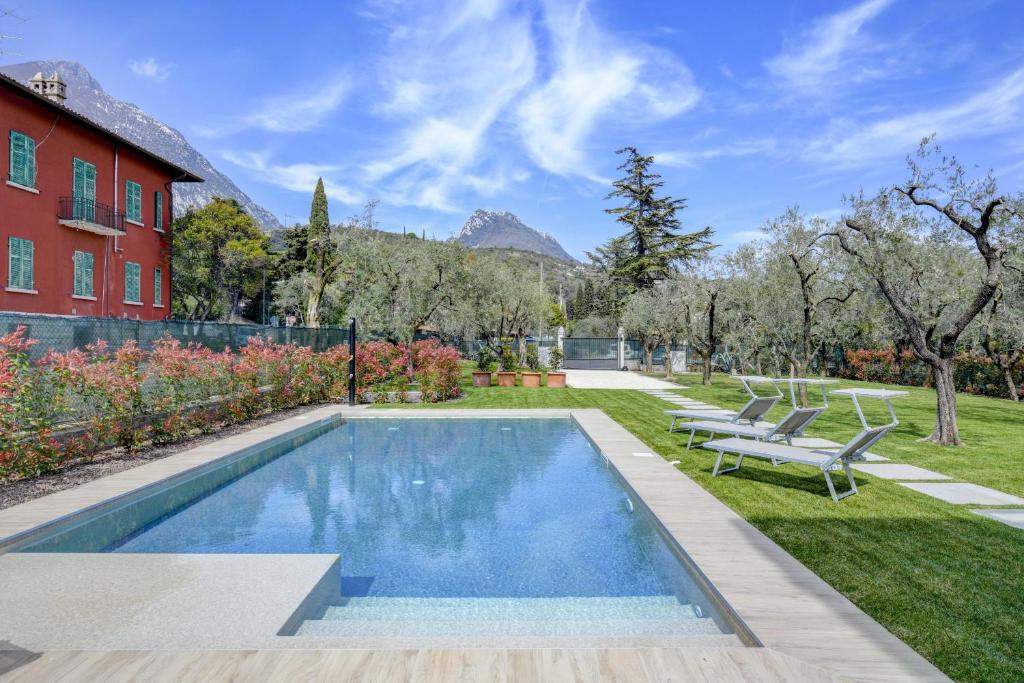 The swimming pool at or close to Maison Bellini number 3