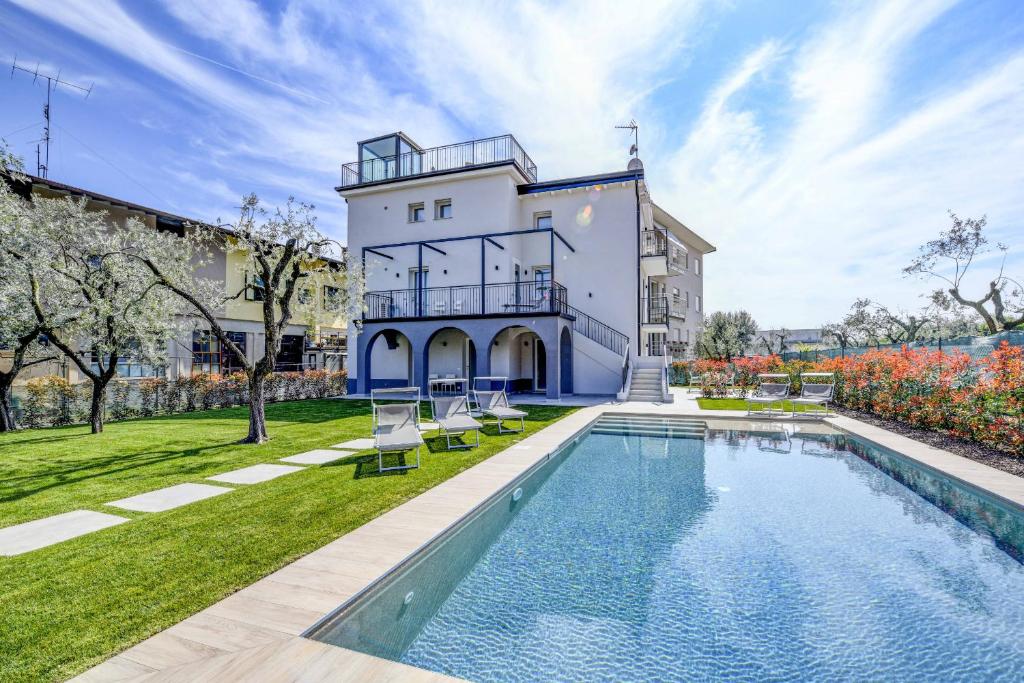 The swimming pool at or close to Maison Bellini number 3