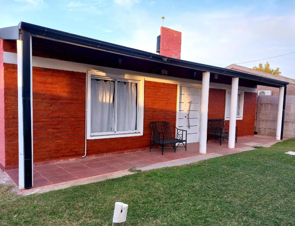 una casa di mattoni rossi con tetto nero di Cabaña Curacó a Santa Rosa