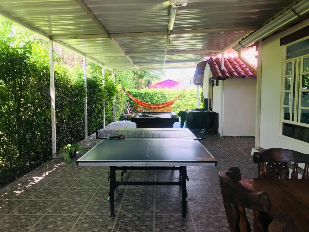 Stolní tenis v ubytování Hermosa Casa de campo grande con aire acon,wifi,piscina,billar !villa ensueño ! nebo okolí