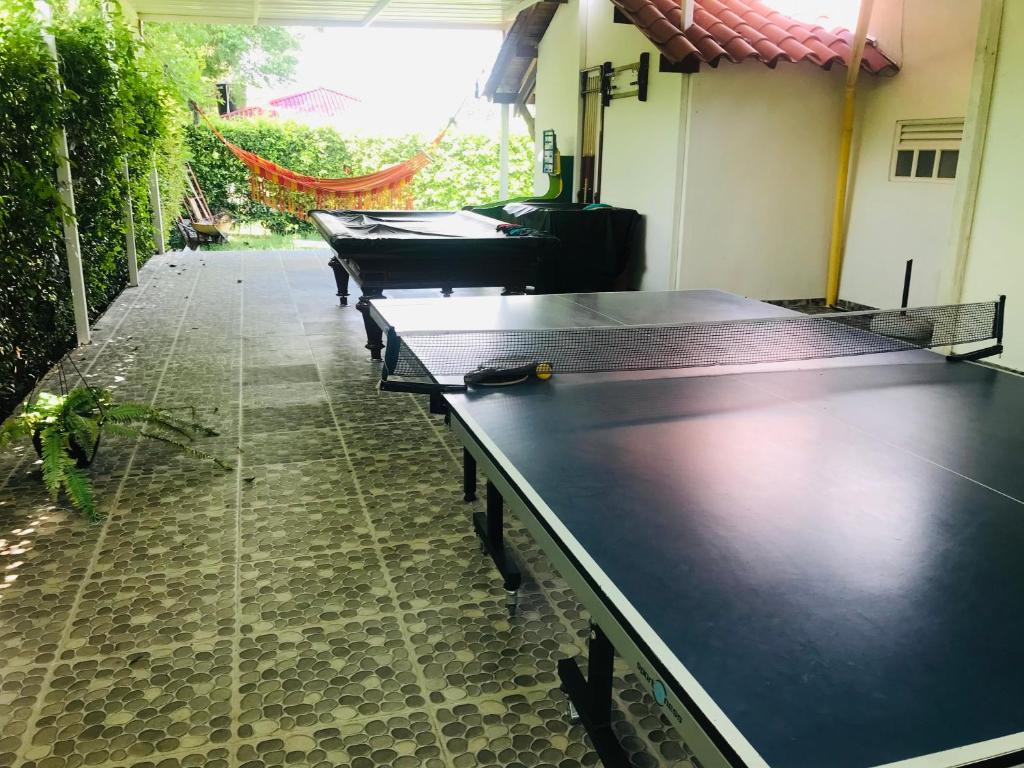 Stolní tenis v ubytování Hermosa Casa de campo grande con aire acon,wifi,piscina,billar !villa ensueño ! nebo okolí