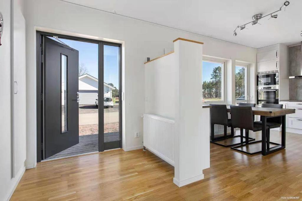 Havsnära Nybyggd Modern villa uthyres året runt! - Villa De Trois Chambres